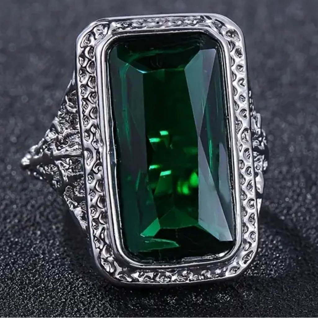 Amazing Emerald Green Rectangular Ring